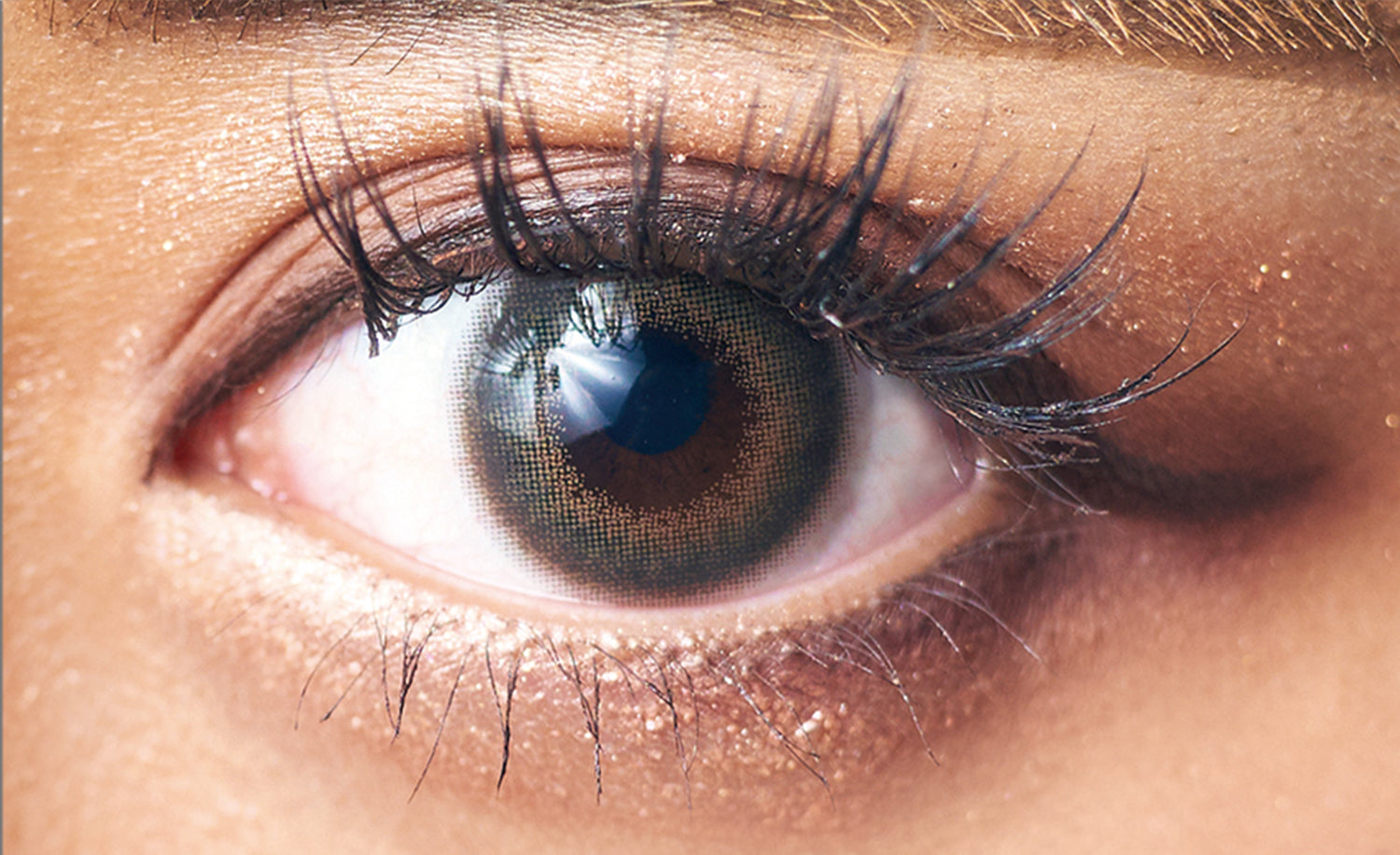 カラーコンタクトレンズ、EYEMAZING サンドベージュ | 1dayを装用した状態の目のアップ画像