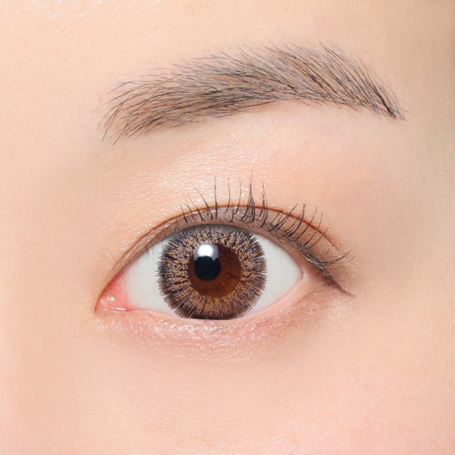 カラーコンタクトレンズ、secret candymagic No.15 グレー | 1monthを装用した状態の目のアップ画像