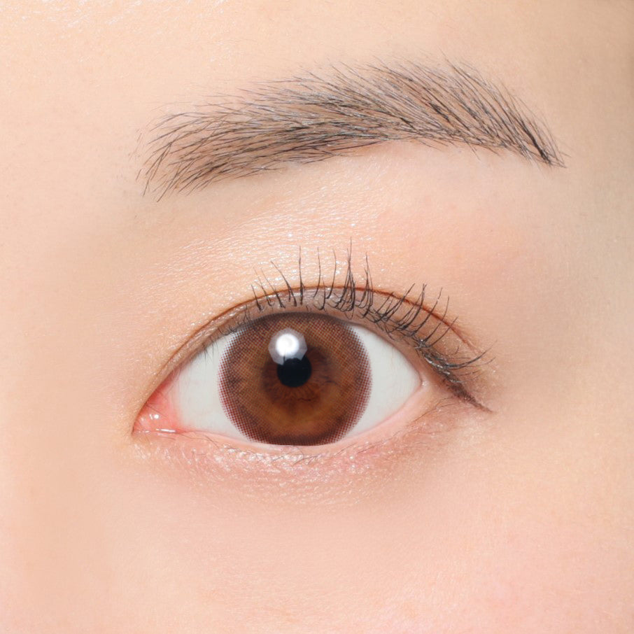 カラーコンタクトレンズ、secret candymagic ピンクベージュ | 1monthを装用した状態の目のアップ画像