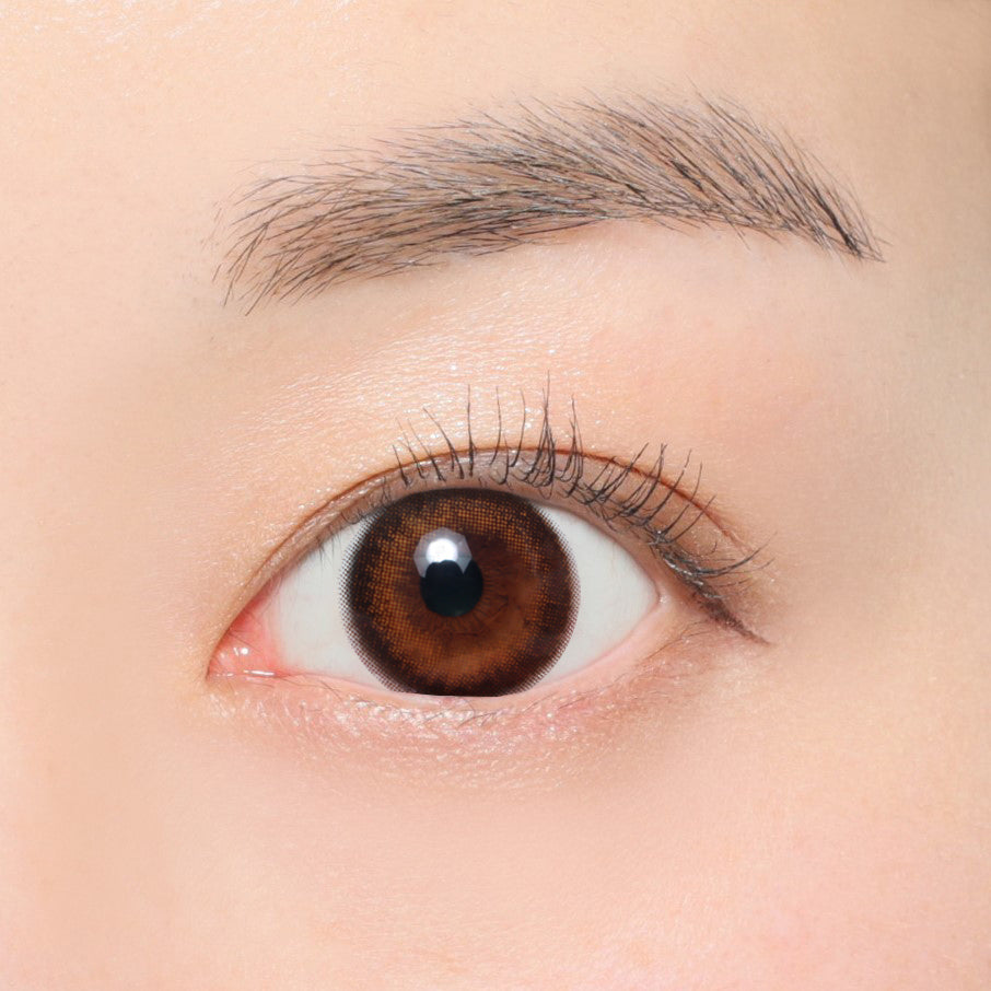 カラーコンタクトレンズ、secret candymagic シマーブラウン | 1monthを装用した状態の目のアップ画像