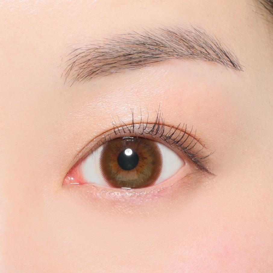カラーコンタクトレンズ、Victoria ブラウン | 1dayを装用した状態の目のアップ画像