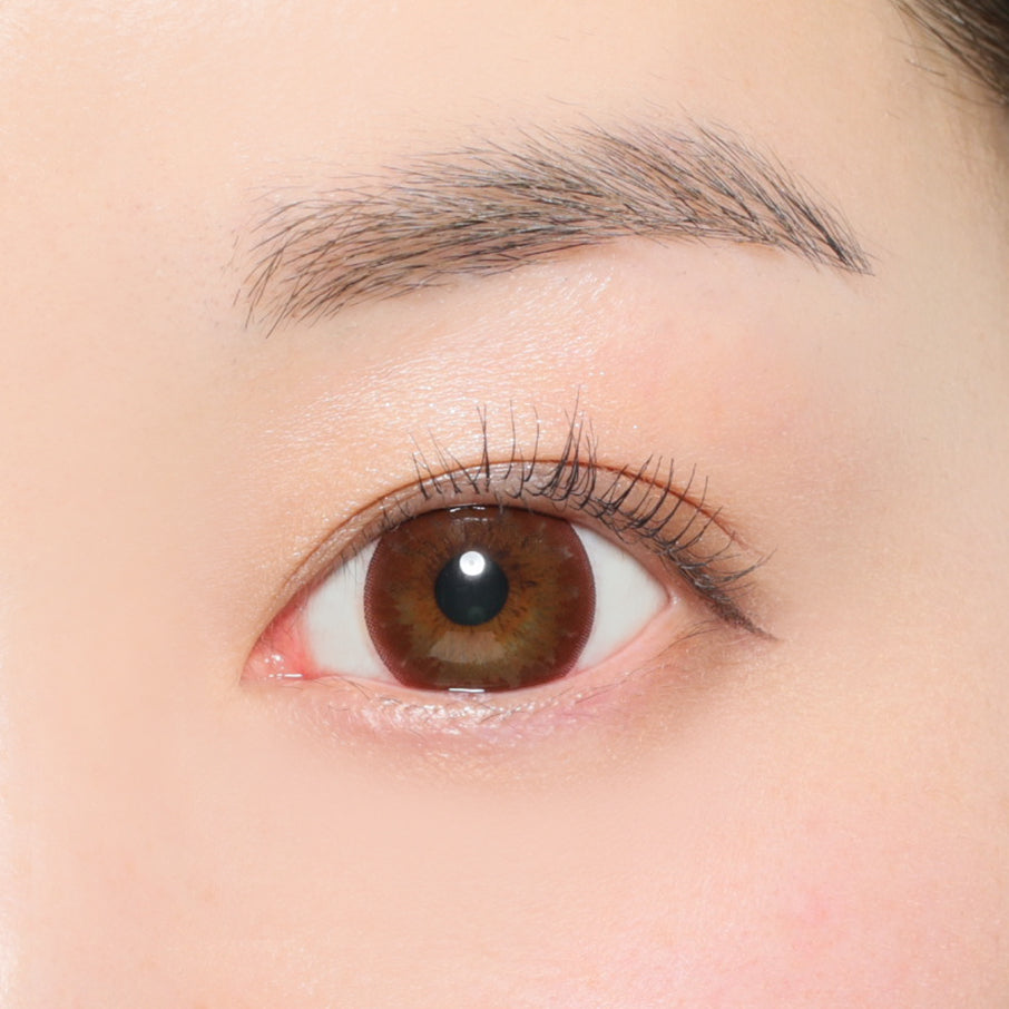 カラーコンタクトレンズ、Victoria チョコレート | 1dayを装用した状態の目のアップ画像