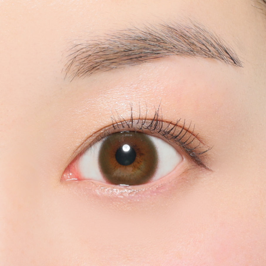 カラーコンタクトレンズ、Victoria ベルベットモカ | 1dayを装用した状態の目のアップ画像