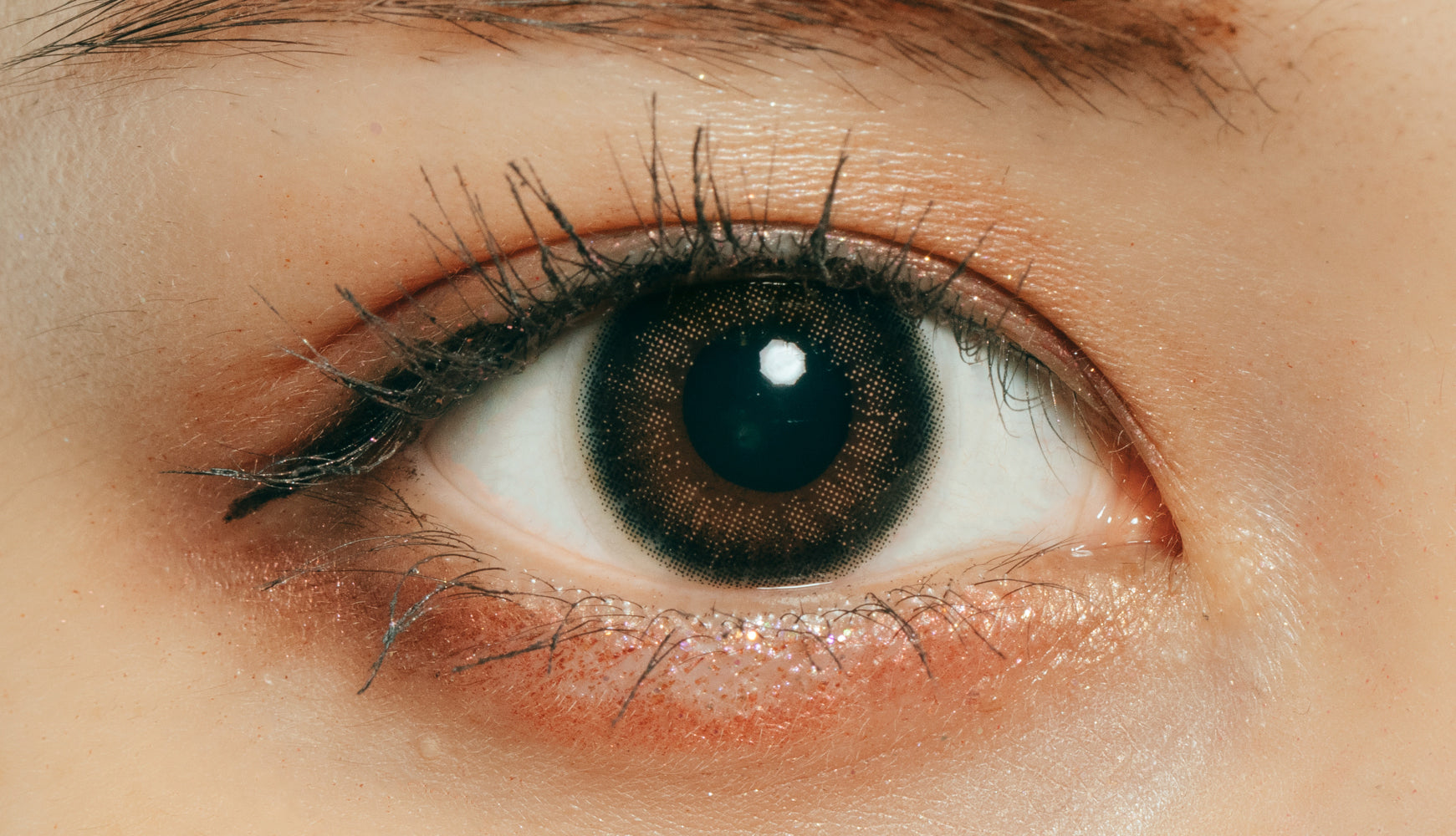 カラーコンタクトレンズ、ramurie ウルフルブラック | 1dayを装用した状態の目のアップ画像