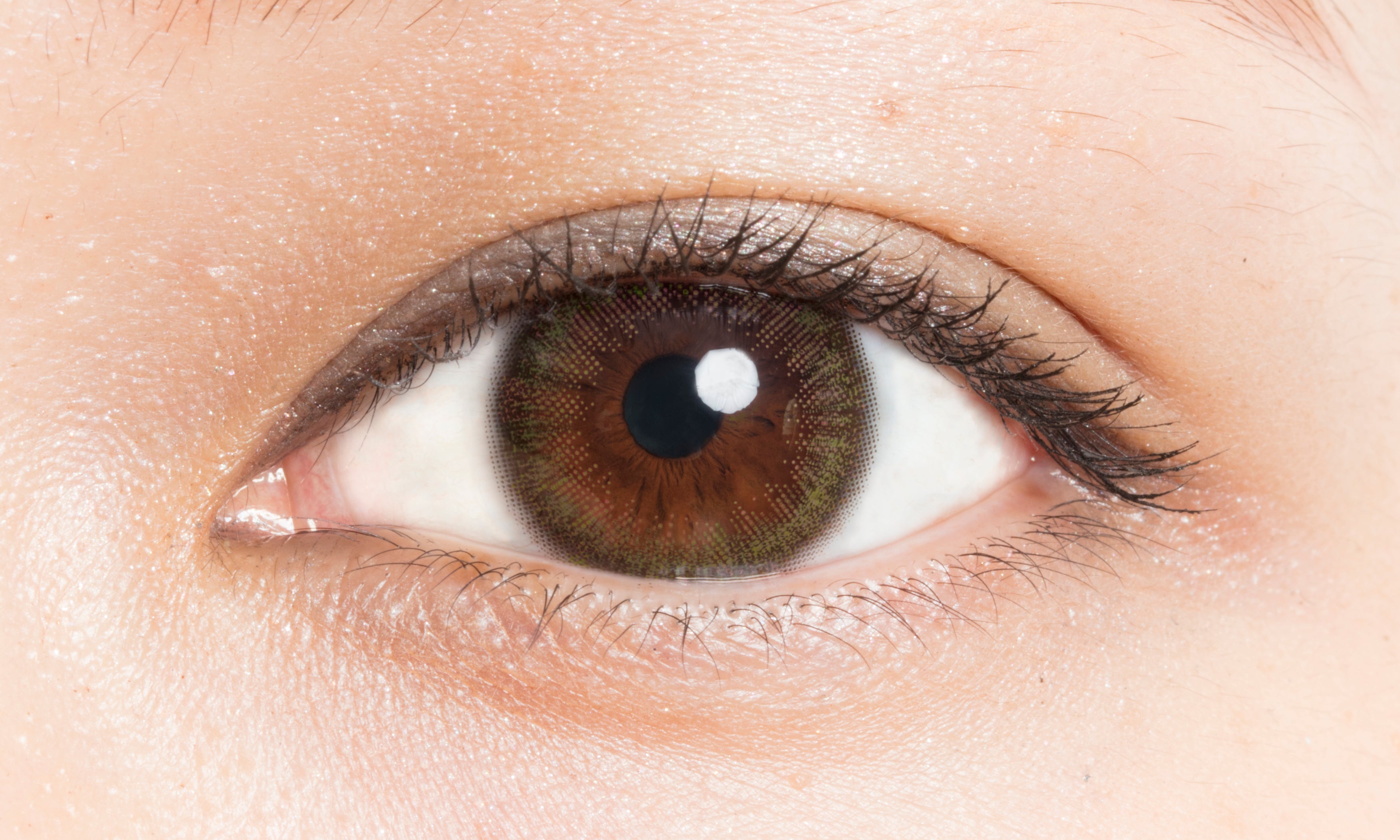 カラーコンタクトレンズ、LuMia シフォンオリーブプラス モイスチャー14.5mm | 1dayを装用した状態の目のアップ画像