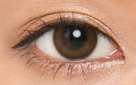 カラーコンタクトレンズ、USER SELECT ライトブラウン | 1dayを装用した状態の目のアップ画像