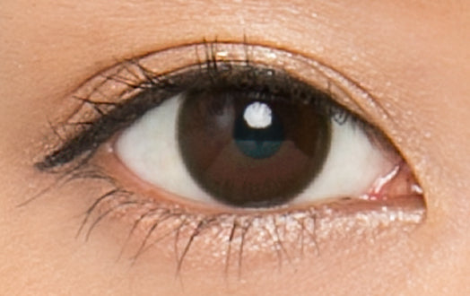 カラーコンタクトレンズ、USER SELECT ダークブラウン | 1dayを装用した状態の目のアップ画像
