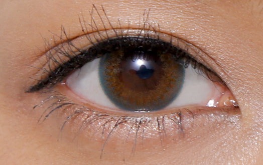 カラーコンタクトレンズ、USER SELECT シトラスブラウン | 1dayを装用した状態の目のアップ画像