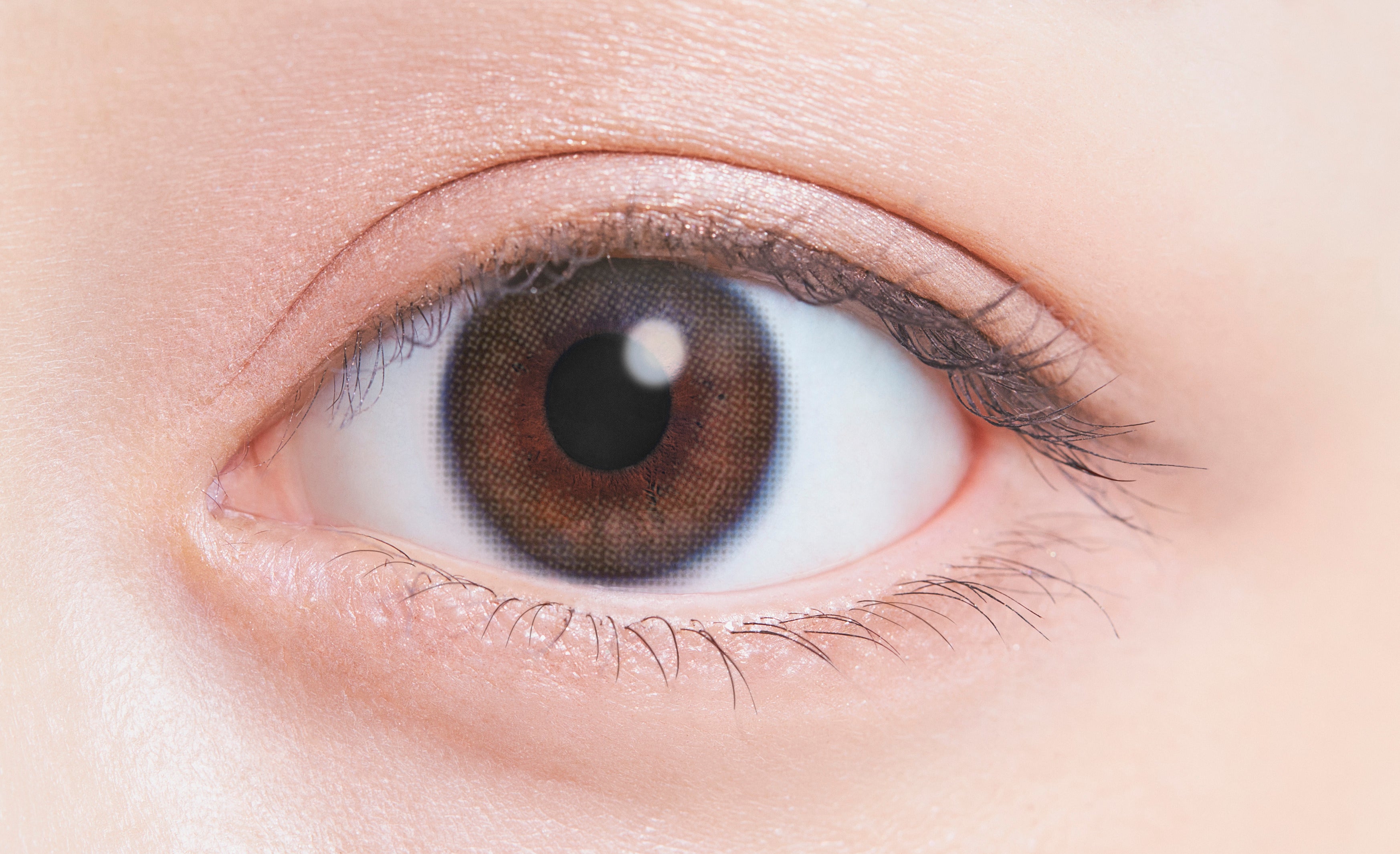 カラーコンタクトレンズ、ふわナチュラル ふわベージュ | 1dayを装用した状態の目のアップ画像