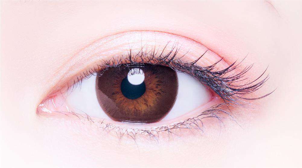カラーコンタクトレンズ、PienAge No.104 ベリー | 1dayを装用した状態の目のアップ画像