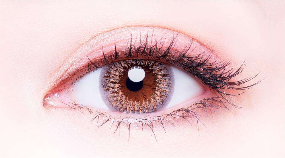 カラーコンタクトレンズ、PienAge No.106 ファジー | 1dayを装用した状態の目のアップ画像
