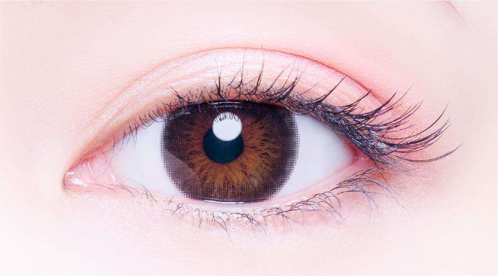 カラーコンタクトレンズ、PienAge No.102 レディー | 1dayを装用した状態の目のアップ画像