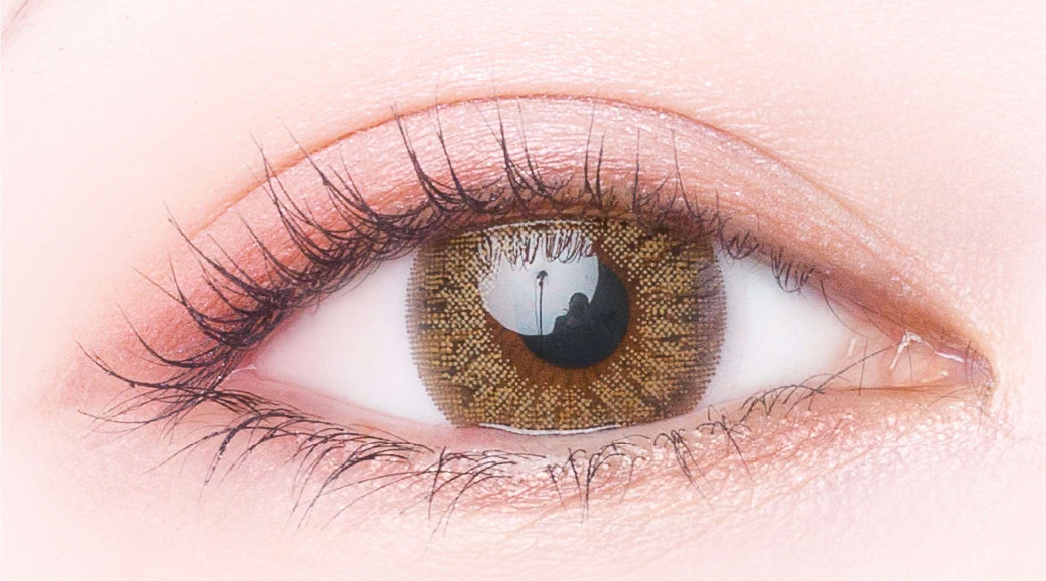 カラーコンタクトレンズ、PienAge ミミアンバー | 1dayを装用した状態の目のアップ画像