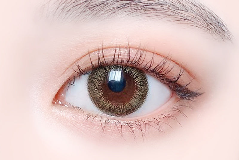 カラーコンタクトレンズ、éRouge ルシールオークル | 2weekを装用した状態の目のアップ画像
