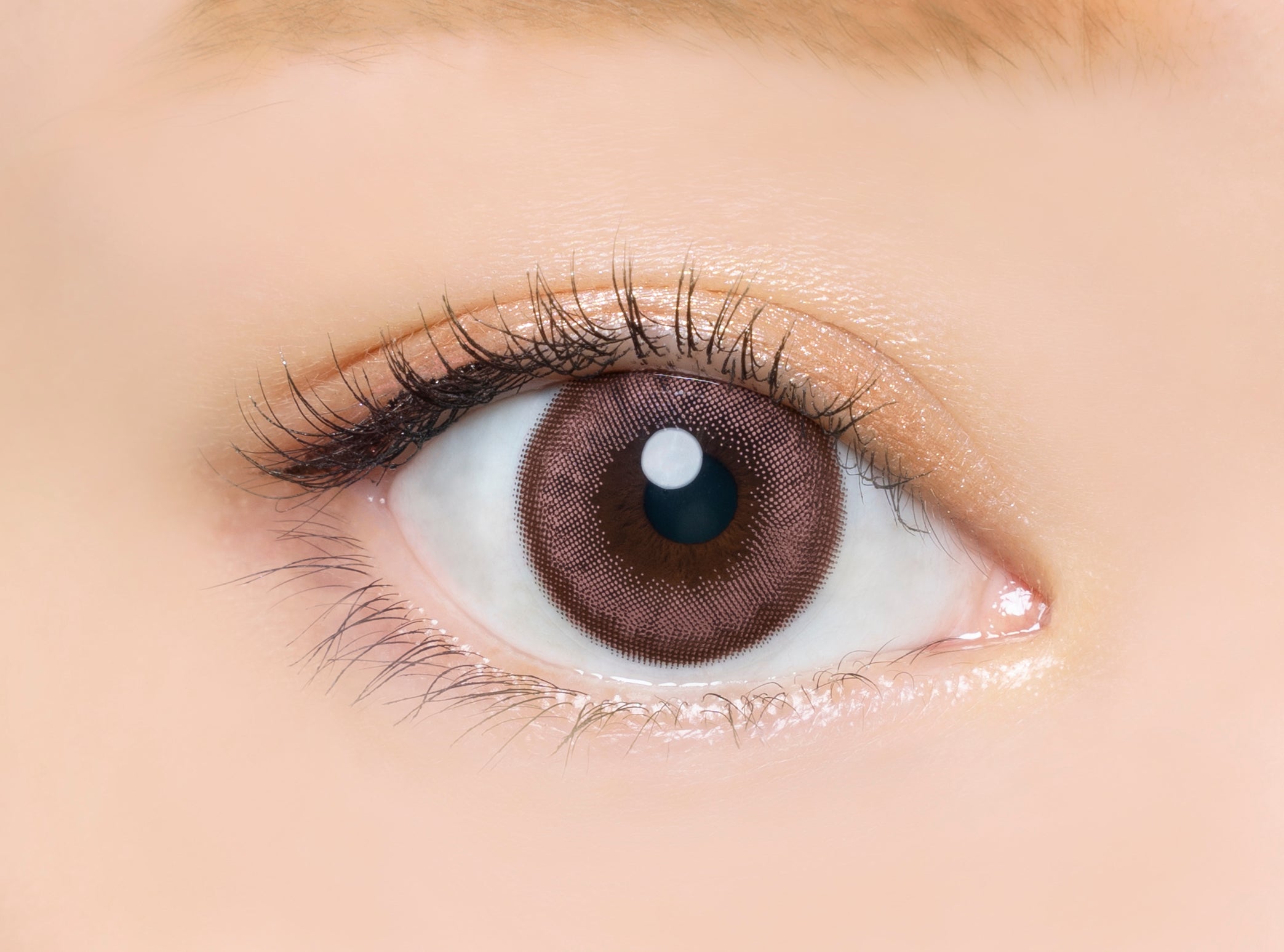 カラーコンタクトレンズ、Angelcolor クリームピンク | 1dayを装用した状態の目のアップ画像