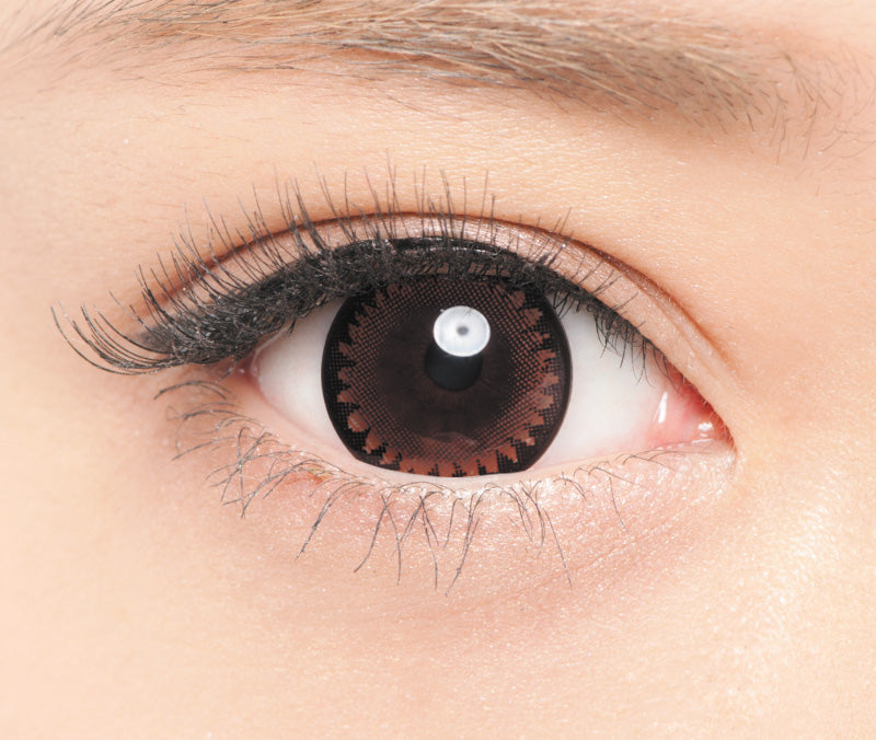 カラーコンタクトレンズ、DopeWink ビターブラウン | 1monthを装用した状態の目のアップ画像
