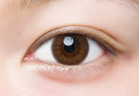 カラーコンタクトレンズ、LuMia ヌーディーブラウン UV | 2weekを装用した状態の目のアップ画像